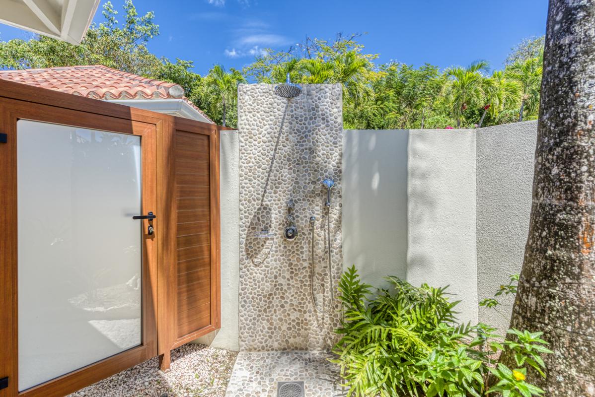 19 Location villa piscine vue mer Terres Basses Saint Martin_douche exterieure 1
